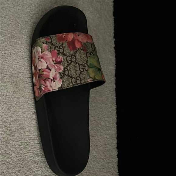 Gucci Black and Pink Floral Sandals - Picture 4 of 5